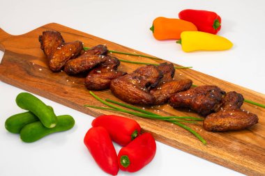 Ağız sulandıran ve cezbedici tavuk kanadı yığını aperatifler için mükemmel ya da oyun günü atıştırmalıkları için.