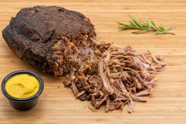 Unutulmaz bir lezzet deneyimi için lezzetli hardallı biftek ve taze biberiyenin tadını çıkarın.