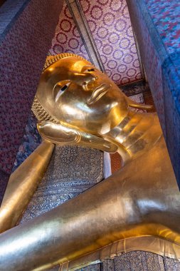 Bangkok 'taki tarihi Wat Pho tapınağındaki muhteşem altın uzanan Buda' nın nefes kesici manzarası.