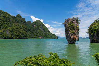 Bereketli yeşillik ve serin sularda sersemletici kayalık oluşumları içeren nefes kesici tropikal manzarayı deneyin.