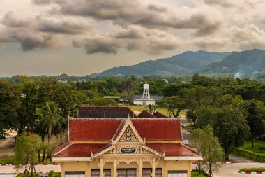 Bu büyüleyici doğal güzelliğin ve kasvetli gökyüzünün altındaki zengin tarihi mimarinin büyüleyici bir karışımı.