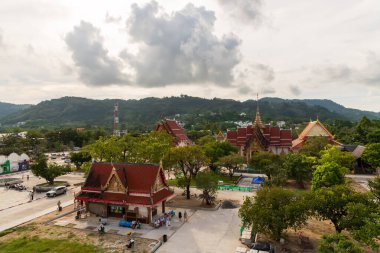 Serin bir manzara, yemyeşil ve çarpıcı gökyüzü ile çevrili geleneksel bir mimariye sahiptir.