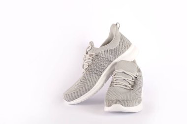 Beyaz arka planda gri spor ayakkabılar. Gri spor ayakkabıları. Spor için erkek ayakkabısı. Kumaş yaz ayakkabıları