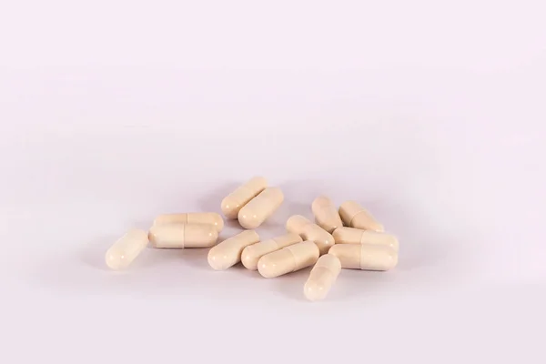 Белые Таблетки Капсулах Белом Фоне Медицинские Капсулы Вид Сверху Упаковка — стоковое фото