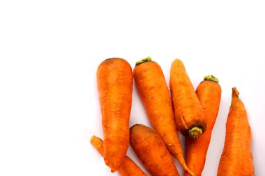 Beyaz arka planda büyük bir havuç. Havuç hasadı yakın plan. Beyaz arka planda havuç suyu. Seradan organik ekolojik sebzeler