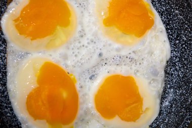 Kızartma tavasında yumurta. Dört sahanda yumurta. Kilo vermek için sağlıklı bir kahvaltı. Yumurtadan yapılan diyet kahvaltısı