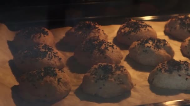 Ψήσιμο Ψωμάκια Άρωμα Στο Φούρνο Στο Σπίτι Ανάλυση — Αρχείο Βίντεο