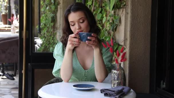 Κορίτσι Πίνει Καφέ Στο Δρόμο Καφέ Καλοκαίρι Ανάλυση — Αρχείο Βίντεο