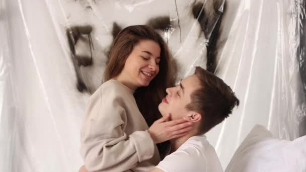 Junge Verliebte Mädchen Und Jungen Mädchen Küsst Und Umarmt Kerl — Stockvideo