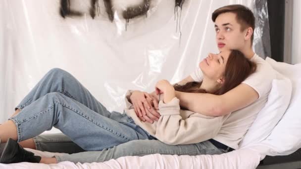 年轻人和女孩彼此相爱 在床上共度时光 彼此拥抱 纯洁的初恋4K Resolution — 图库视频影像