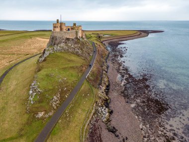 İngiltere 'nin kuzeydoğusundaki Northumberland açıklarındaki Kutsal Ada' daki Lindisfarne Şatosu.