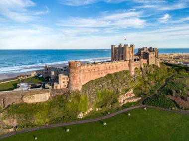 İngiltere 'nin kuzeydoğu kıyısındaki Bamburgh Şatosu.