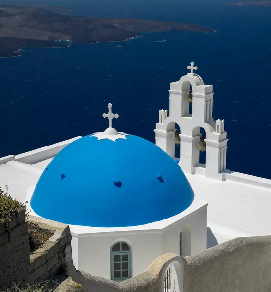 Błękitna Kopuła Kościoła Wysoko Klifie Nad Wulkaniczną Kalderą Greckiej Wulkanicznej — Zdjęcie stockowe
