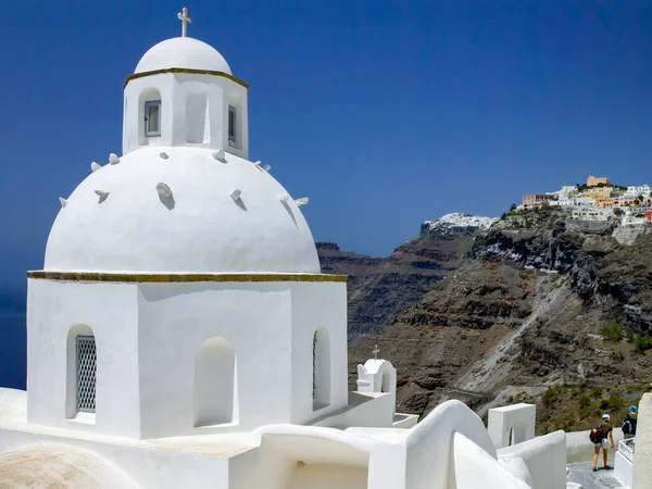 Domed Kościół Wysoko Skraju Wulkanicznej Kaldery Greckiej Wyspie Santorini Thira — Zdjęcie stockowe