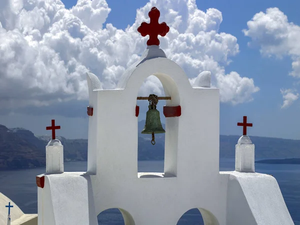 Dzwonnica Kościele Wysoko Skraju Wulkanicznej Kaldery Greckiej Wyspie Santorini Thira — Zdjęcie stockowe