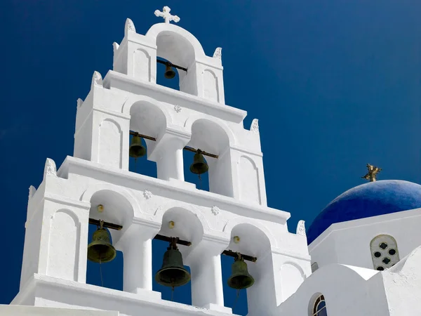 爱琴海南部圣托里尼 Thira 希腊火山岛上的钟塔和蓝色圆顶教堂 — 图库照片