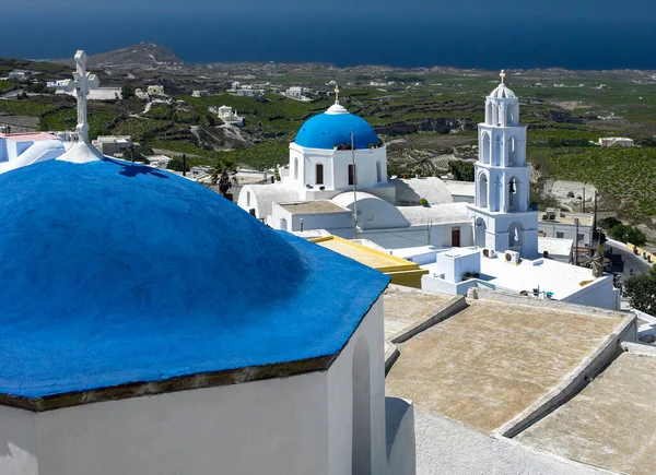 Kostely Modrou Kupolí Řeckém Ostrově Santorini Egejském Moři Pobřeží Řecka — Stock fotografie