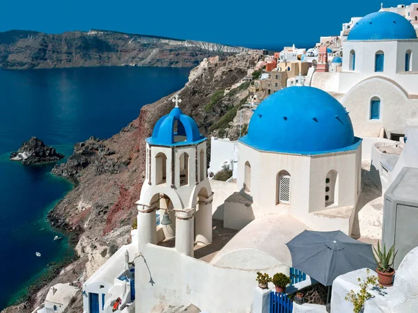 Dzwonnica Niebieski Kościół Kopuły Wysoko Skraju Wulkanicznej Kaldery Greckiej Wyspie — Zdjęcie stockowe