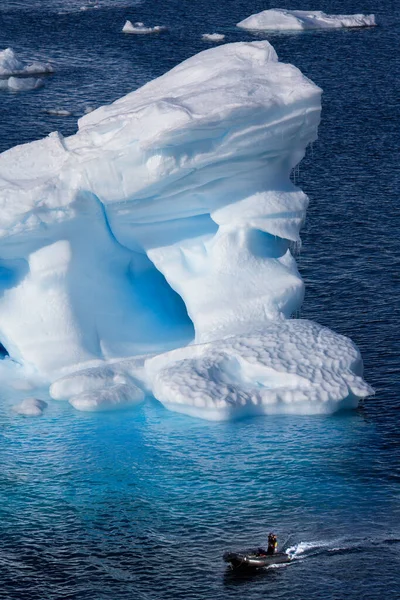 Παγόβουνο Στον Κόλπο Του Παραδείσου Στην Ανταρκτική Χερσόνησο Στην Ανταρκτική — Φωτογραφία Αρχείου