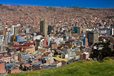 Güney Amerika, Bolivya 'daki La Paz şehri. Deniz seviyesinden yaklaşık 3.650 metre (11,975 feet) yükseklikte La Paz, dünyanın en yüksek başkentidir. Mirador Kılıkili 'den görüntülendi.