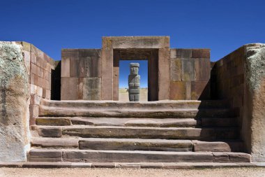 Güney Amerika, Bolivya 'da La Paz yakınlarındaki Tiwanaku Pre-Inca sahasının 2000 yıllık duvarları. UNESCO Dünya Mirası Alanı.