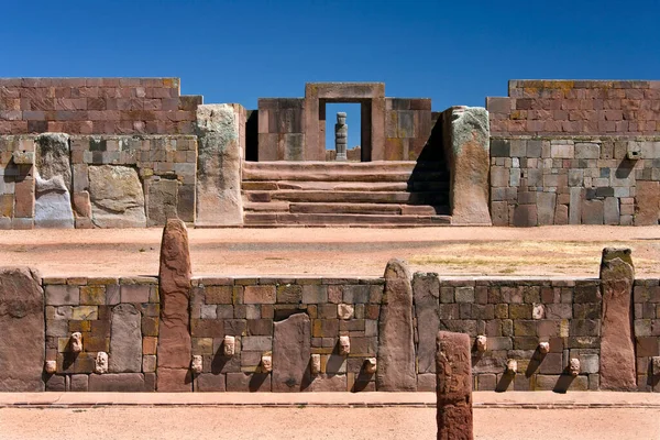 南美洲拉巴斯附近的Tiwanaku Pre Inca地点 显示地下圣殿的墓碑 这个网站已有两千多年的历史了 — 图库照片