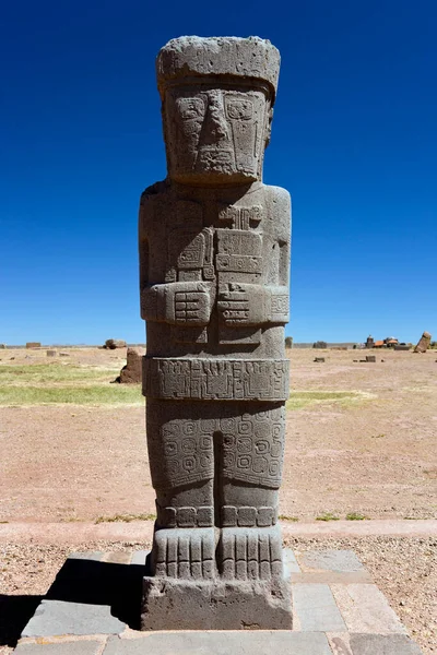 南美洲玻利维亚拉巴斯附近的Tiwanaku Pre Inca场址 坦普尔一个有2000年历史的雕像的复制品 原来的雕像在博物馆里 — 图库照片