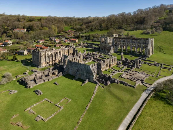 英国ノースヨークシャーのヘルムズレー近くのRievaluxアビーの遺跡の空中ビュー 1538年に修道院解散の際にヘンリー8世の下で押収されるまで イギリスで最も偉大な修道院の一つでした 大治2年 1130年 — ストック写真
