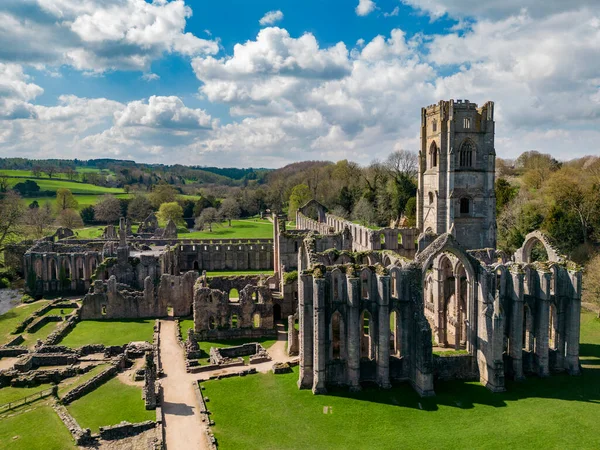 イングランド北東部のノースヨークシャーのリポン近くの噴水修道院の遺跡の空中ビュー 1132年創業 — ストック写真