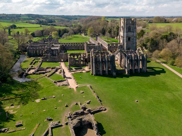 俯瞰英格兰东北部北约克郡Ripon附近的喷泉修道院废墟 成立于1132年 — 图库照片
