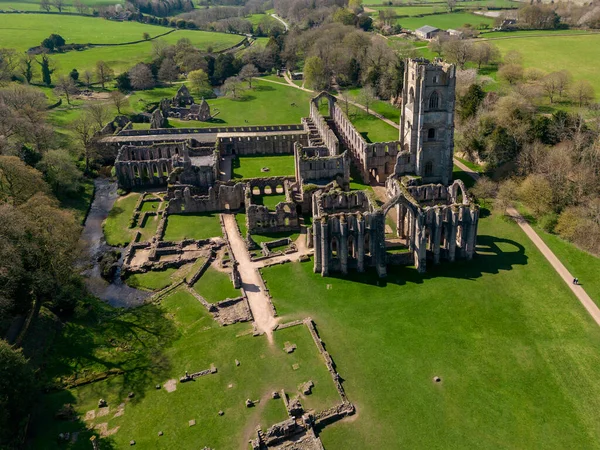 俯瞰英格兰东北部北约克郡Ripon附近的喷泉修道院废墟 成立于1132年 — 图库照片