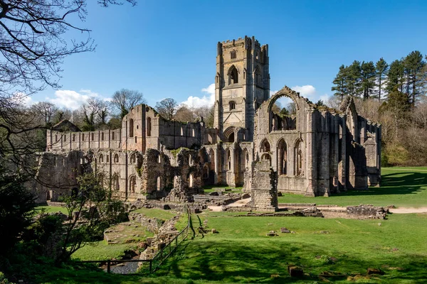 英格兰东北部约克郡北部Ripon附近的喷泉遗址 修道院始建于1132年 运作了407年 成为英格兰最富有的修道院之一 直到1538年根据国王亨利八世的命令解散为止 — 图库照片