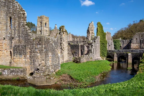 イングランド北東部のノースヨークシャーのリポン近くの噴水修道院の遺跡 1132年に設立され 修道院は407年間運営され 1538年にヘンリー8世の命令で解散するまでイングランドで最も裕福な修道院の一つとなった — ストック写真