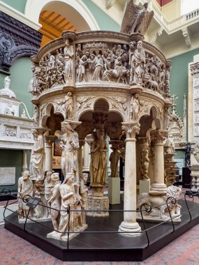 İngiltere 'nin orta Londra' daki Victoria ve Albert Müzesi 'nin oyuncu kadrosundaki Pisa Katedrali Kürsüsü. 1302 tarihli..