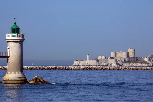 Latarnia Morska Pobliżu Chateau Zamek Yew Małej Wyspie Obrzeżach Portu — Zdjęcie stockowe