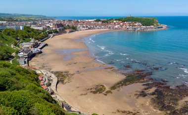 İngiltere 'nin kuzeydoğusundaki Kuzey Yorkshire' daki Scarborough 'un güney uçurumundan hava manzarası.