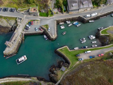 Birleşik Krallık 'ın kuzey Galler' deki Anglesey adasındaki Amlwch limanının havadan görüntüsü.