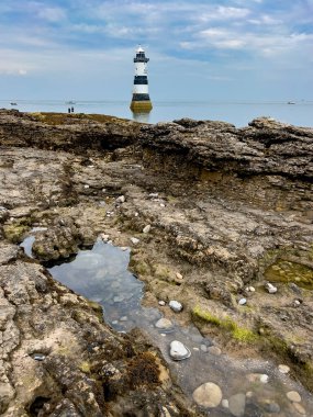 Kuzey Galler kıyısındaki Anglesey adasında Beaumaris yakınlarındaki Penmon Deniz Feneri.