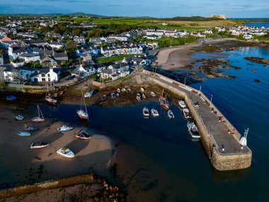 Kuzey Galler 'deki Anglesey adasındaki Cemaes Körfezi' nin havadan görünüşü.