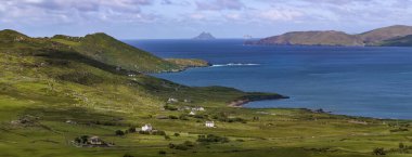 Kerry Çemberi 'nin bir kısmındaki manzaralı sahil şeridi. Bu 179 km uzunluğunda yuvarlak turist rotası County Kerry, güneybatı İrlanda 'da..