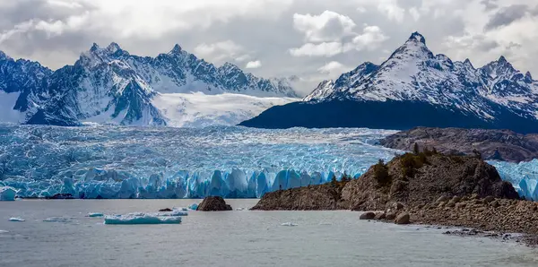 智利南部巴塔哥尼亚Torres Del Paine国家公园的灰冰川 — 图库照片