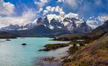 Güney Şili 'nin güneyindeki Patagonya' daki Torres del Paine Ulusal Parkı 'ndaki Cordillera del Paine Dağı tepeleri.