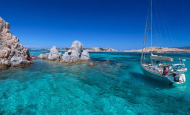 Maddalena Archipelago, Bonifacio Boğazı 'nda Korsika (Fransa) ve Kuzeydoğu Sardunya (İtalya) arasında bulunan bir ada grubu. Yedi ana ada ve sayısız diğer küçük adalardan oluşur..