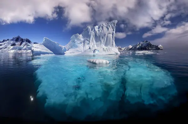 南極海沖に浮かぶアイスバーグ — ストック写真