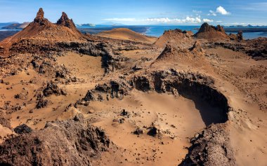 Galapagos Adaları, Ekvador 'daki Bartolome adasındaki antik volkanik arazide kül konileri ve kraterler.