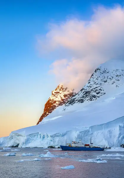 Midnattssol Och Isbrytare Lamaire Kanalen Antarktiska Halvön Antarktis — Stockfoto