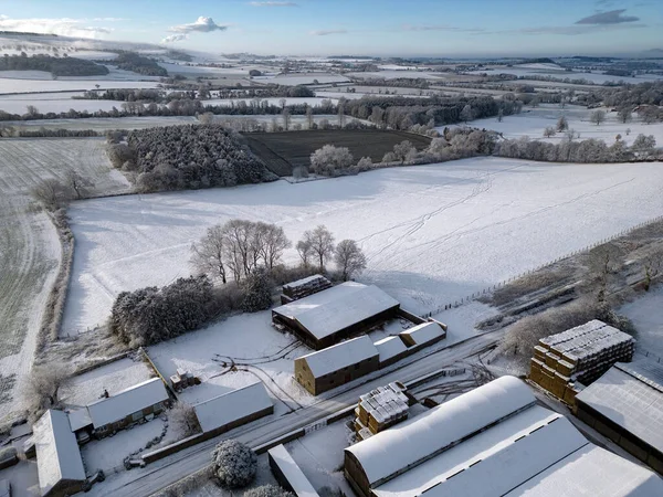 Kuzey Yorkshire, Birleşik Krallık 'ta karla kaplı tarım manzarası.