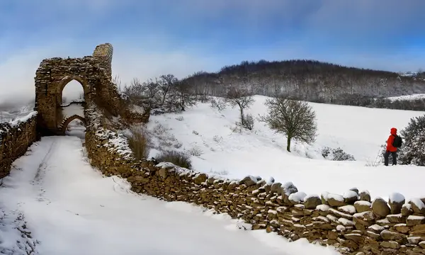 Walker Snow Covered Hillside Ruins Castle Highlands Scotland — Stock Photo, Image
