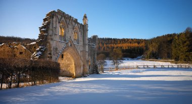 Derwent nehrinin kıyısında yer alan Kirkham Manastırı 'nın kalıntıları, Kirkham, Kuzey Yorkshire, İngiltere. Bu Augustinian manastırı 1120 yılında kuruldu..