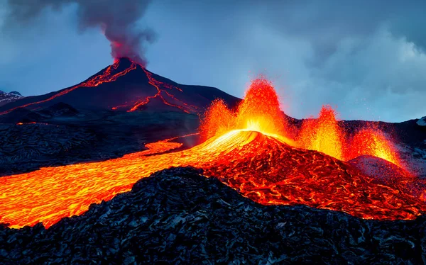 Vulkanausbruch Mit Geschmolzenem Magma Und Fließender Lava Stockbild